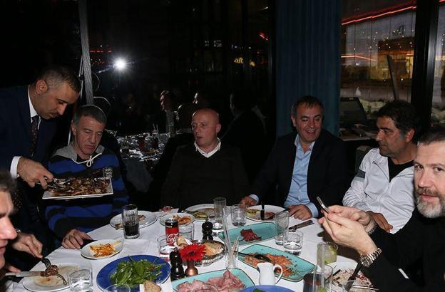 Trabzonspor'da yönetim, futbol takımıyla yemekte buluştu