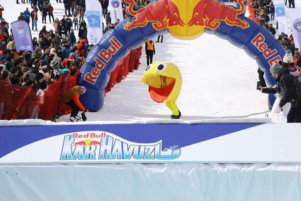 Erciyes'te eksi 6 derecede kar havuzuna atladılar