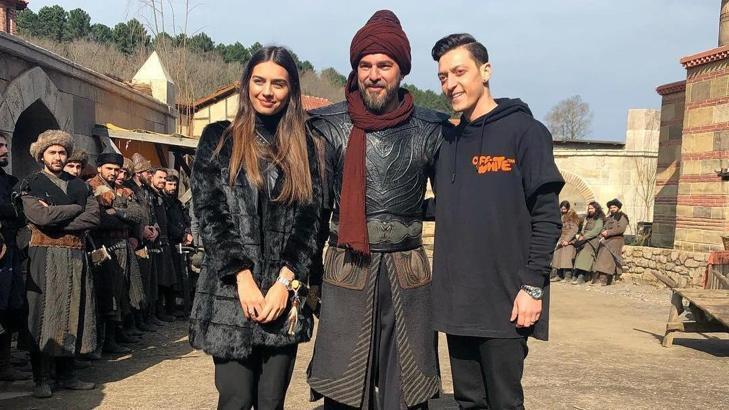 Mesut Özil ile Amine Gülşe, Diriliş Ertuğrul'un setini ziyaret etti