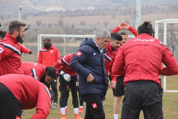 Elazığspor'un yeni hocası Erhan Altın ilk idmanına çıktı