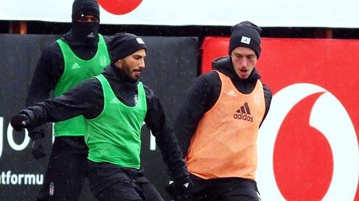 Beşiktaş sağanak yağmur altında çalıştı