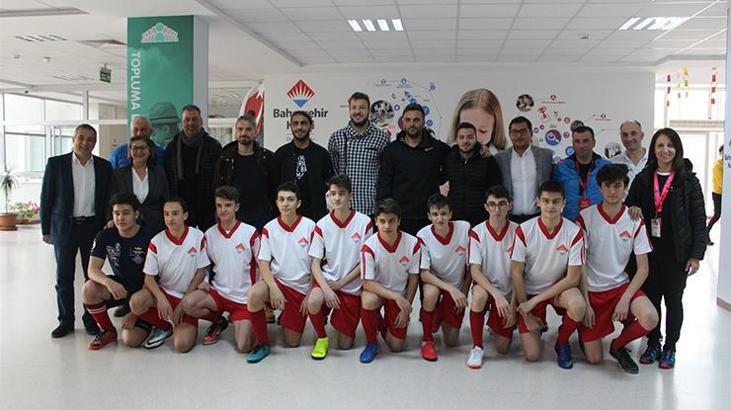 Bandırmaspor'un futbolcuları öğrencilerle buluştu