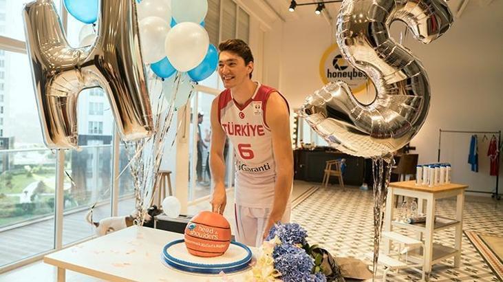 Cedi Osman, sponsorluğunu yeniledi