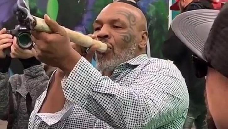 Mike Tyson Marijuana içerken görüntülendi!
