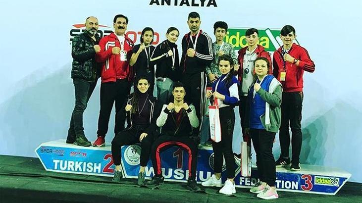 Şampiyonlar madalyalarını ailelerinden aldılar