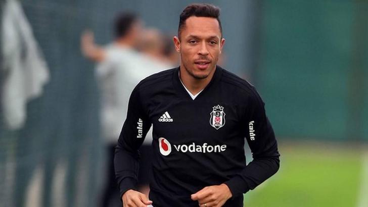 Beşiktaşlı Adriano, transfer teklifini reddetti!