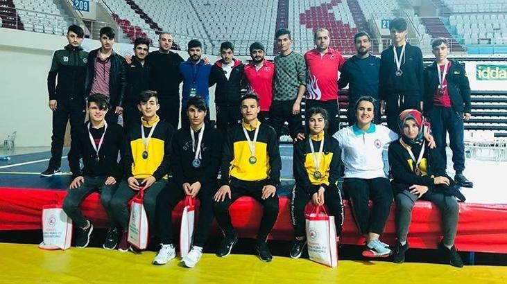 Bitlisli wushucular, Antalya'da fırtına gibi esti