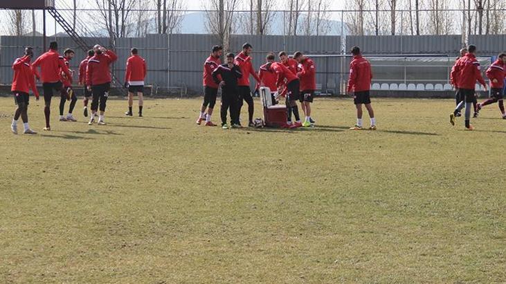 Elazığspor 20 futbolcuyla Şanlıurfa'ya gitti
