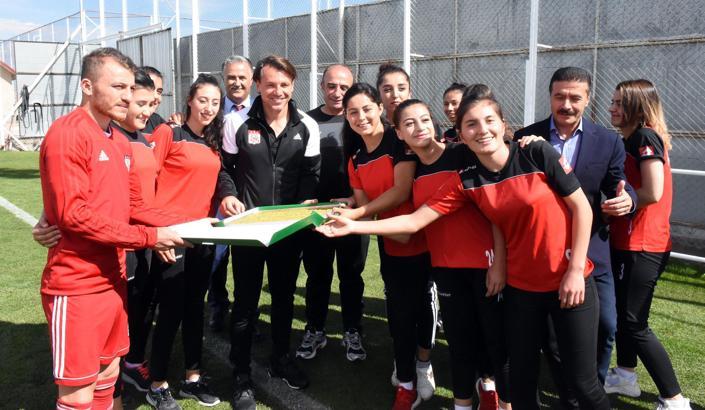 Kadın futbolculardan Sivasspor'un antrenmanına ziyaret