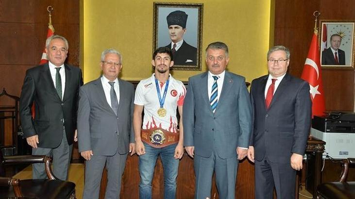 Vali Yazıcı, Dünya şampiyonu Kamal'ı ödüllendirdi