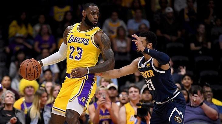 LeBron James, Lakers formasıyla ilk maçına çıktı