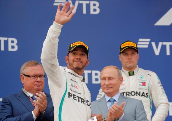 Rusya Grand Prix'sinde kazanan Lewis Hamilton