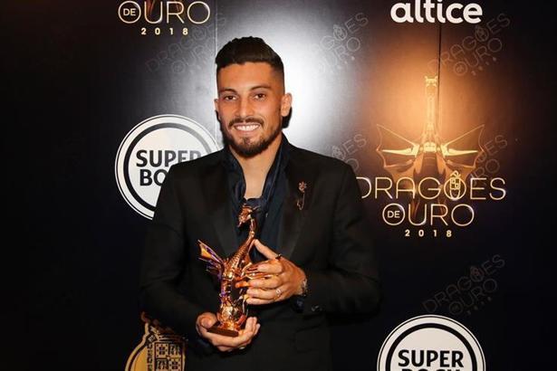 Galatasaray'ın eski yıldızı Alex Telles'e büyük onur!