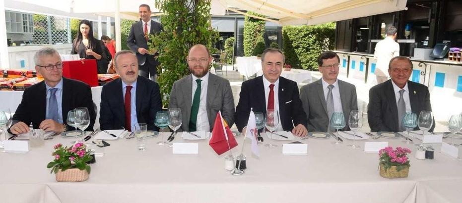 Galatasaray ile Lokomotiv Moskova yöneticileri yemekte bir araya geldi