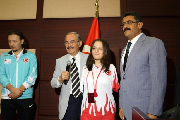 Avrupa Şampiyonu Sümeyye'ye belediye meclisinden altın
