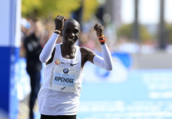 Eliud Kipchoge Berlin Maratonu'nda dünya rekoru kırdı