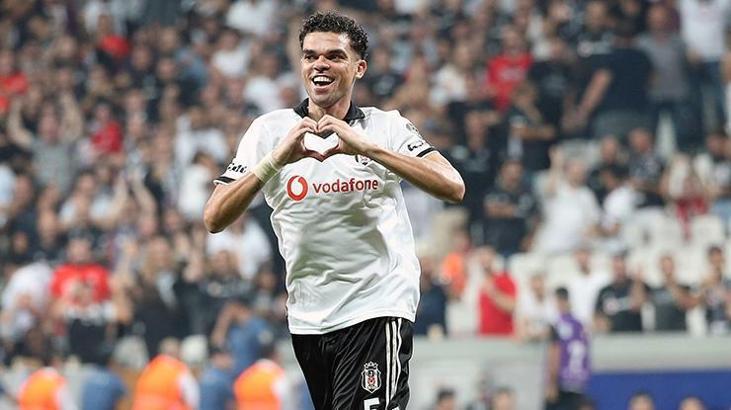 Beşiktaş taraftarından Pepe'ye pankart