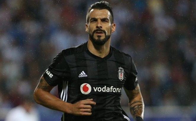 Alvaro Negredo servet tepti