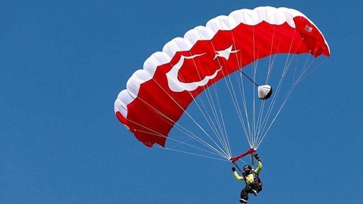 Paraşütler İzmir semalarını süsledi