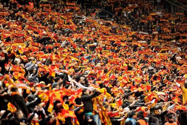 Galatasaraylı taraftarlardan cuma tepkisi