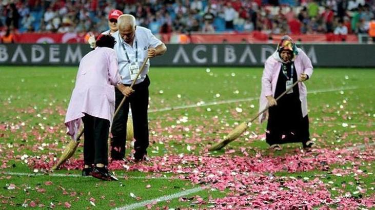 Milli maçta sahayı temizleyen işçiler: Herkes işine baksın!