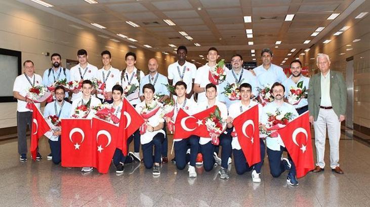 U16 Yıldız Erkek Milli Takımımız İstanbul'a döndü