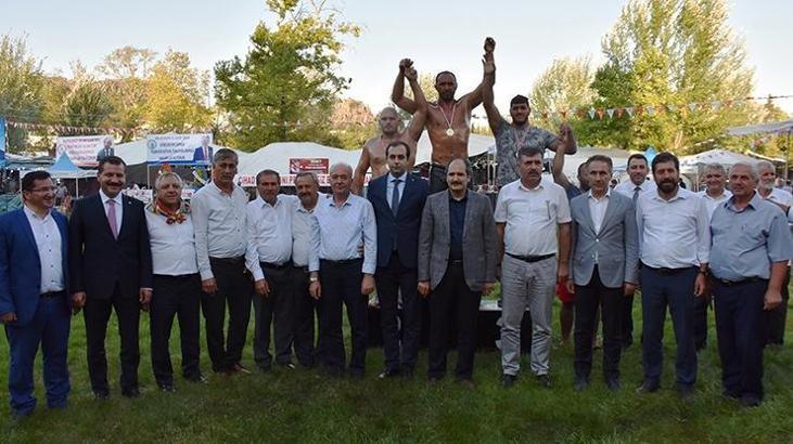 Dursunbey er meydanında başpehlivan Ali Gürbüz