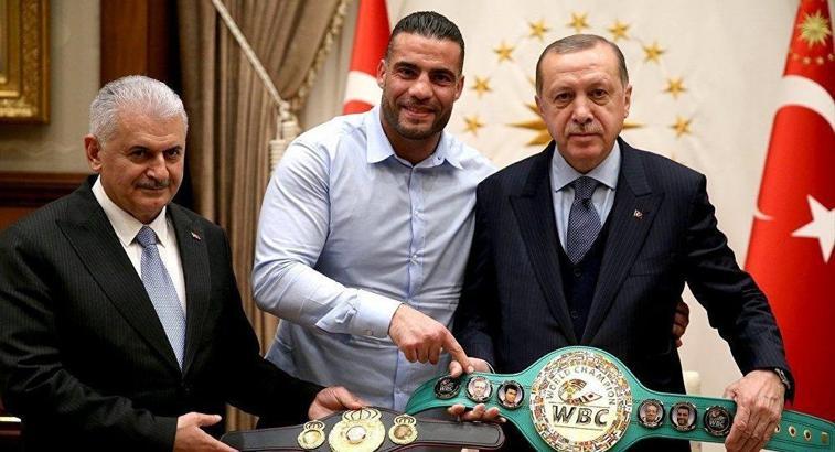 Boksör Mahmut Ömer Manuel Charr Türkiye'ye geldi
