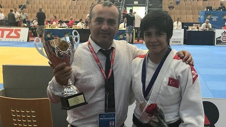 Kağıtsporlu Tuğçe zirveyi bırakmıyor