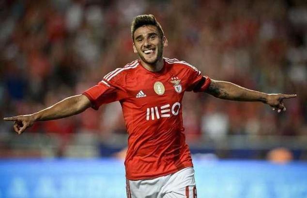 Rui Vitoria, Salvio'ya sarıldı