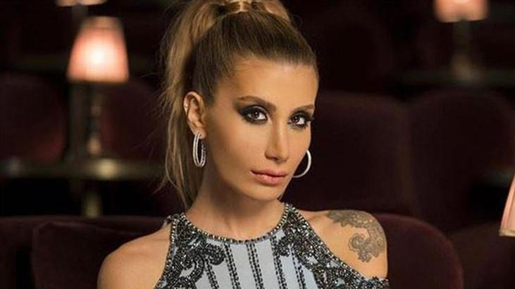 İrem Derici öğrenci kimliğini tişörtüne bastırdı