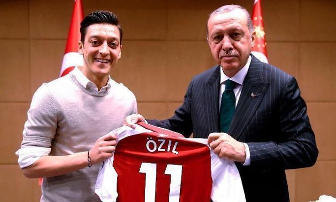Ayşe Arman'dan Mesut Özil'e destek yazısı
