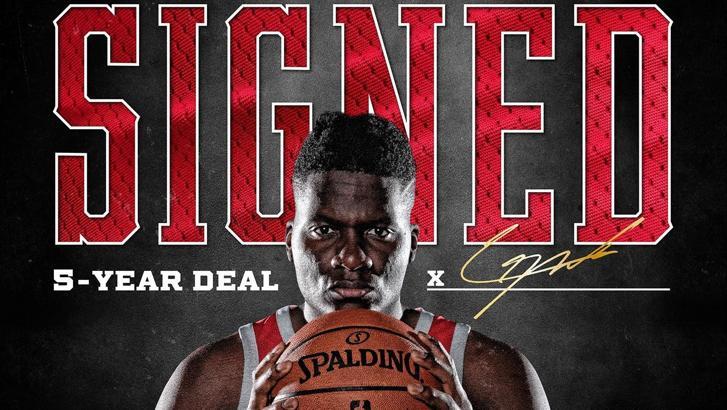 Clint Capela, Houston Rockets'ta kaldı
