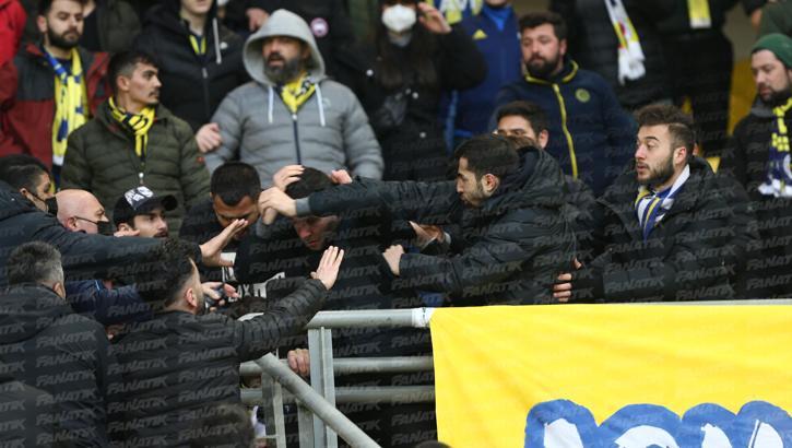 Fenerbahçe-Trabzonspor maçı öncesi tribünde kavga!