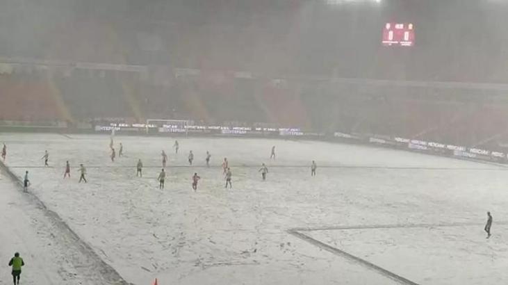 İstanbul'da kar alarmı! Galatasaray-Beşiktaş derbisi ertelenecek mi?