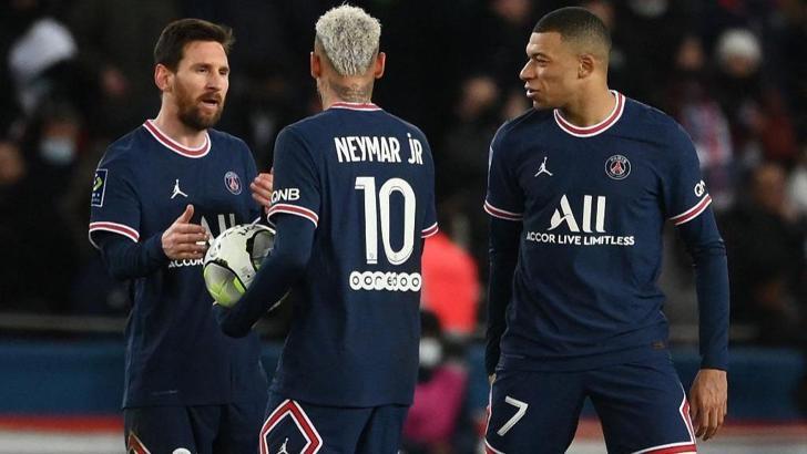 PSG taraftarları, Neymar ve Messi'yi yuhaladı!