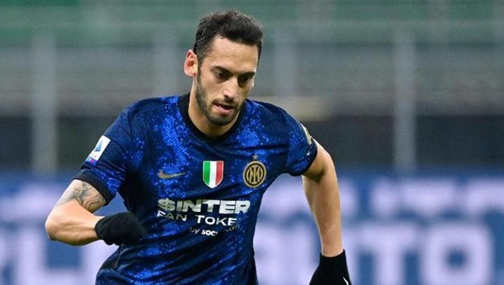 Ne yaptın Hakan Çalhanoğlu! İtalya'da herkes bu rekoru konuşuyor