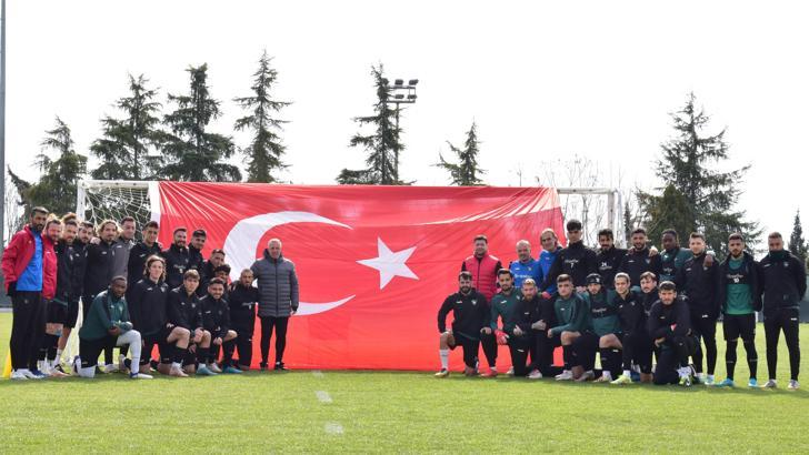 Denizlispor idman öncesi Türk bayrağı açarak şehitleri andı