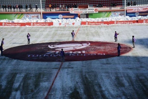 'Alttan ısıtma' ile buzlanma önlenen stat her mevsim yeşil