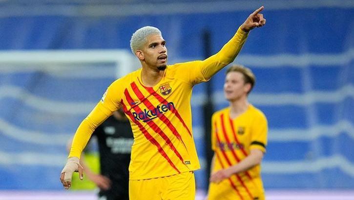 Arsenal ve Manchester United, Barcelona'dan Ronald Araujo'nun peşinde
