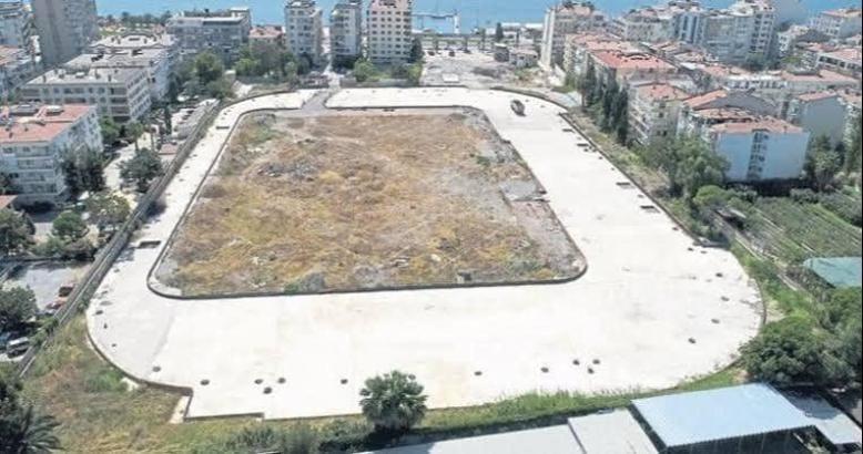 Karşıyaka Stadı'nda bekleyiş sürüyor
