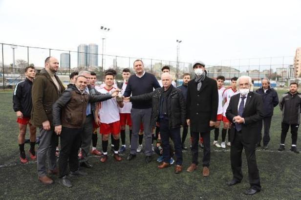 Genç sporcular, şampiyonluk kupalarını Kartal Belediyesi yöneticilerinden aldı