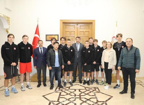 Sivasspor'da idman yapan Ukraynalı sporculardan Vali Ayhan'a ziyaret