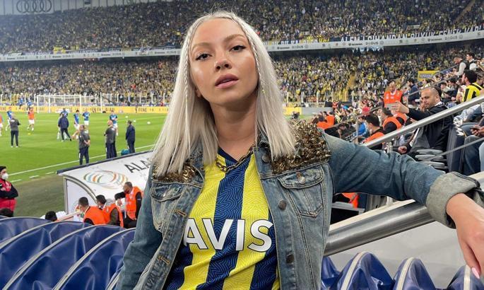 Fenerbahçe taraftarı ünlü şarkıcı Ece Seçkin'in Kadıköy sokaklarında derbi coşkusu