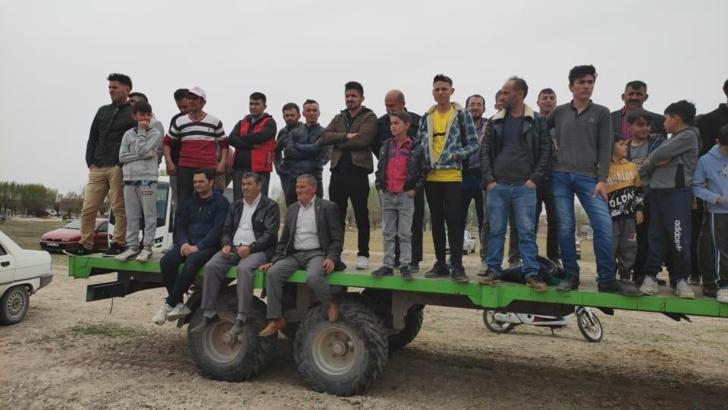 Kayseri'de Amatör Lig maçını kamyon ve römorkların üzerinden izlediler