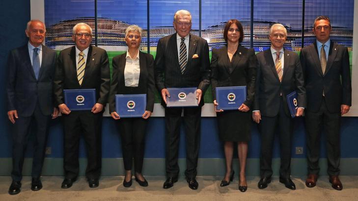 Fenerbahçe'de yeni Yüksek Divan Kurulu Başkanı Uğur Dündar ve kurul üyeleri mazbatalarını aldı