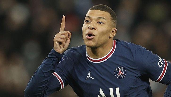 Kylian Mbappe'nin ailesi transfer turunda