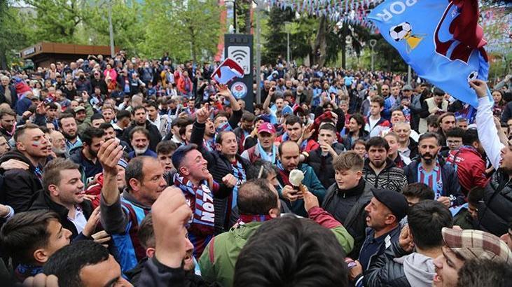 Trabzonsporlu taraftarlar kutlamalara erken başladı