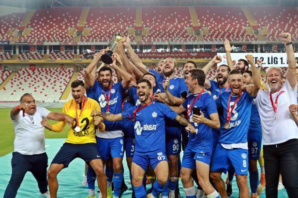 TFF 1. Lig'e çıkan Tuzlaspor, şampiyonluk kupasını aldı