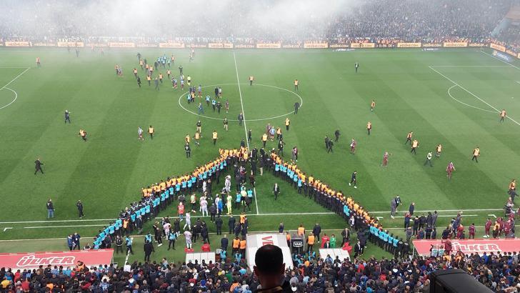 Trabzonsporlu taraftarlar, maç bitmeden sahaya girdi